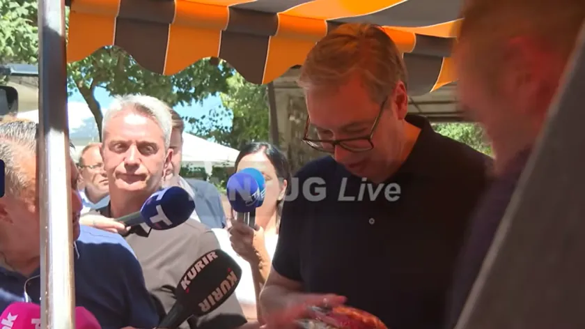 Sırbistan Cumhurbaşkanı Aleksandar Vučić Babušnica'da kendine ve oğluna şekerleme aldı.