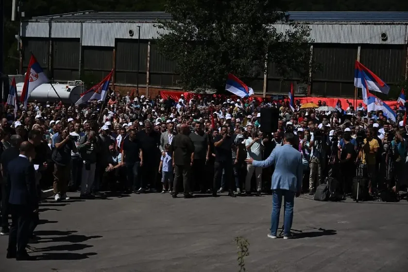 Sırbistan Cumhurbaşkanı Aleksandar Vučić'in eski vaatları geri döndüğü iddia ediliyor.