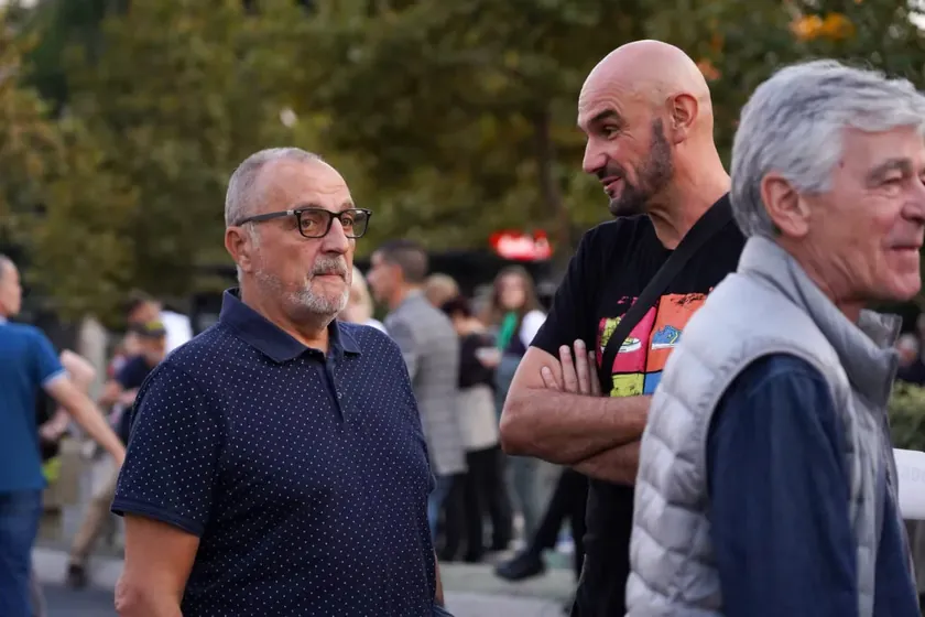 Sırp eski Başbakan Zoran Živković, muhalif partilere karşı derin bir şüphe duyduğunu belirtti.