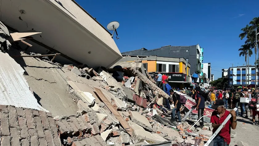 Kolombiya'da 7,4 büyüklüğünde depremde en az 164 kişi hayatını kaybetti.