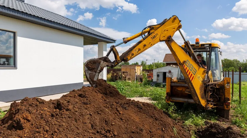 Fransız Adam Bahçesine Havuz Kazarken Yüksek Değerli Altın Hazine Buldu