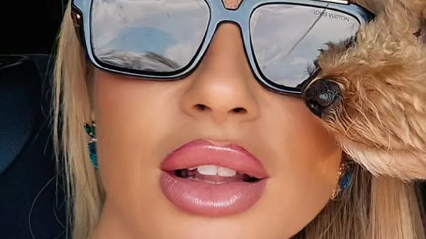 Jovana Jeremić bir köpekle birlikte hareket ediyor ve leopar desenli ev taşıyor.