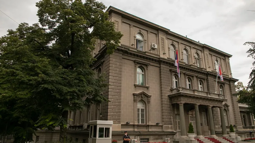 Sırbistan'da akademik ağlar 22 bin imzayla erken parlamento seçimi talebi sundu