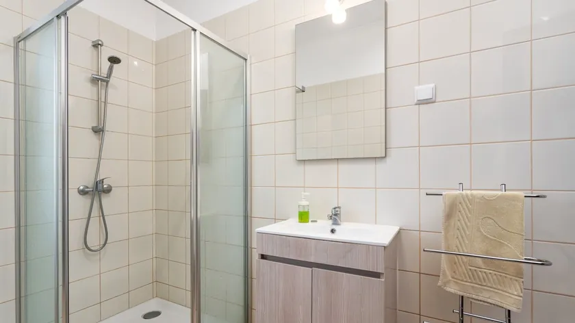 Küçük, dar veya karanlık bir banyo yapın, sadece 500 dinar ile daha aydın ve ferah hale getirin