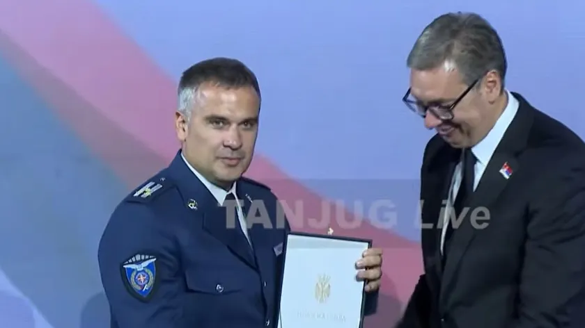 Sırbistan'da yangın söndürme görevlerinde gösterdikleri cesaret ve başarı nedeniyle pilotlar ve itfaiye personeli ödüllendirildi.