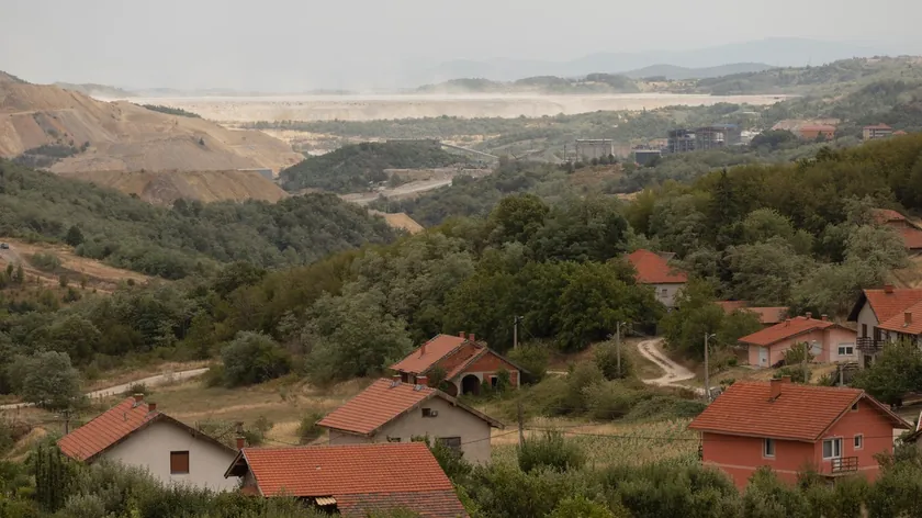 Bosna Hersek'te Brčko yakınlarındaki 406 metrekarelik ev ve 13.479 metrekarelik arazi 85.000 euroya satılıyor Fasadaki bir detay sosyal medyada tartışma yarattı