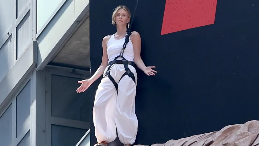 Hollywood yıldızı Charlize Theron yeni filmi için Times Meydanı'ndaki bilboarda tırmandı