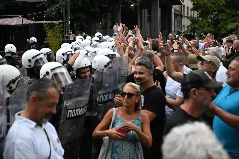 UÅ¾ice'de protesto edenlere saldırı