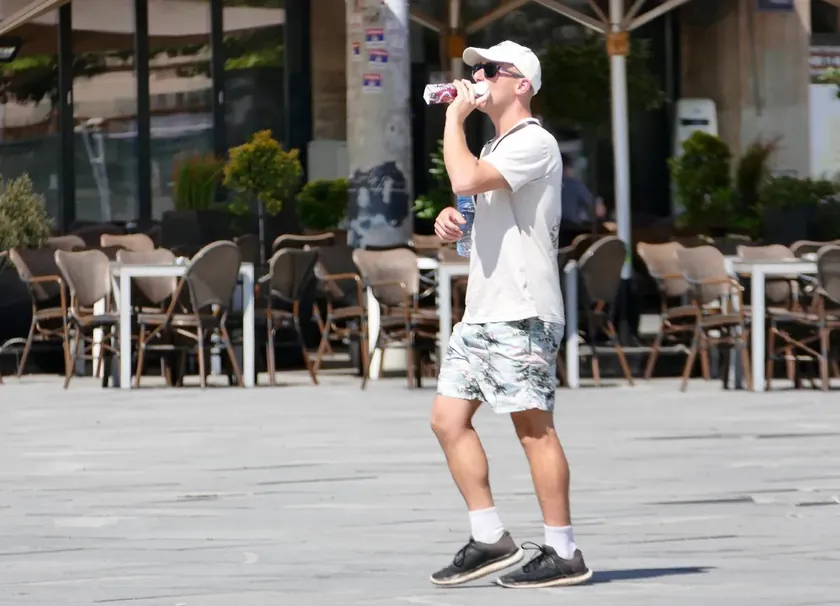 Sırbistan'da güneşli ve sıcak hava bekleniyor, güneyde ve doğuda yağış ihtimali var.