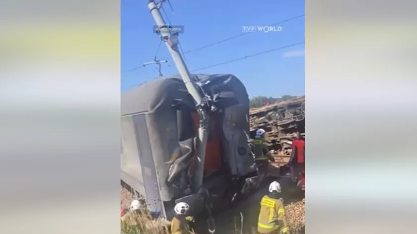 Polonya'da bir trenin raylardan çıkması sonucu en az 20 kişi yaralandı.