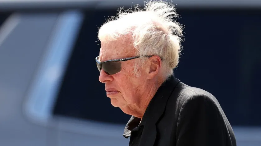Nike'ın ortak kurucusu Phil Knight mezun olduğu üniversiteye 1 milyar dolar bağışladı