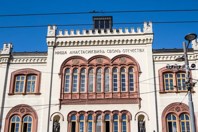 Sırbistan'ın en önemli üniversitesi olan Beograd Üniversitesi'nin yeni QS Dünya Üniversiteleri Sıralamasında 501-600 arasına düşmesi üzerine eski rektör Ivanka Popović, hükümetin üniversiteyi siyasi bir hedef olarak kullandığını öne sürdü.