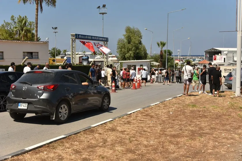 Kıbrıs'ta yolculuk yapan bir gemi batmış ve en az 9 kişi hayatını kaybetmiş.