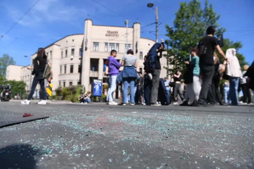Sırbistan'da Hukuk Fakültesi Olayları Sonrası Öğrenciler Adalet Sarayı'na Yürüdü
