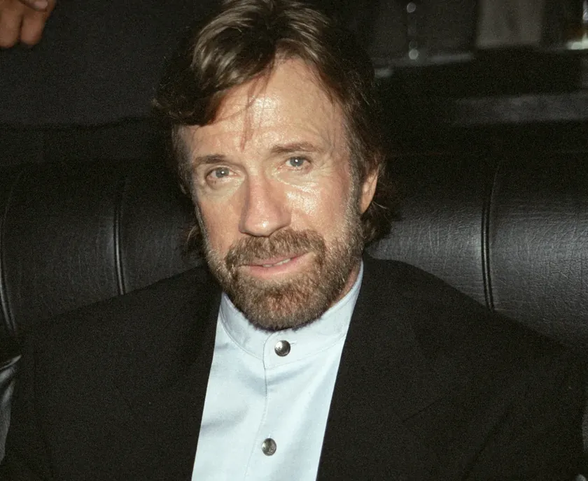 Sırbistan'ın Başkenti Belgrad Gazetelerinde Çak Norris İçin Mizahi Ölüm İlanları Yer Aldı