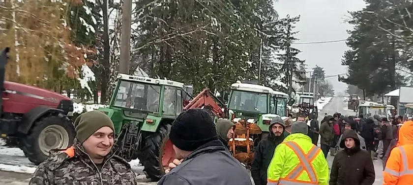 Sırbistan'da çiftçiler Kraljevo ve Vrnjačka Banja yolunu kapatarak protestolarını sürdürdü.
