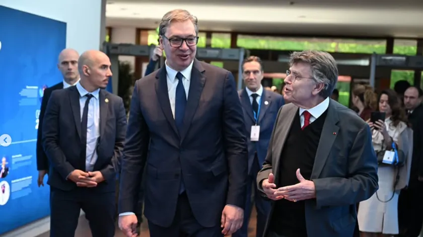 Sırbistan Cumhurbaşkanı Aleksandar Vucic Fransa'da Monbrial ile görüşerek konferansa katıldı