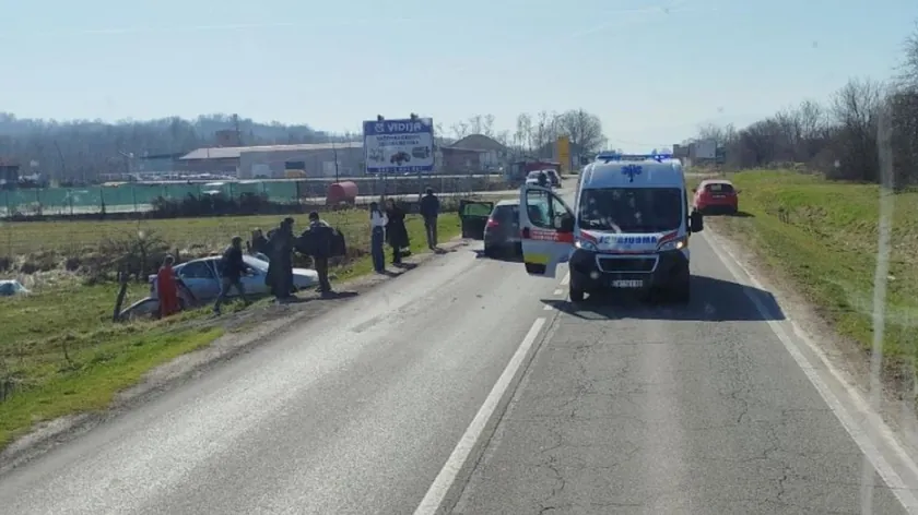 Sırbistan'ın Çaçak bölgesinde trafik kazası: Otomobil yoldan çıktı