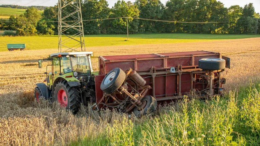 Grocke yakınlarında ağır bir trafik kazası yaşandı Traktör bir erkeğe çarpıp devrildi.