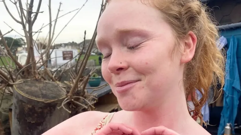 İngiltere'de Çevre Aktivisti Nehirle Sembolik Evliliğini Üç Yıldır Sürdürdüğünü Belirtti