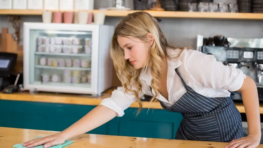 Sırbistan'da Garson Kız Dış Görünüşü Yüzünden İki Kez İşten Çıkarıldığını Açıkladı