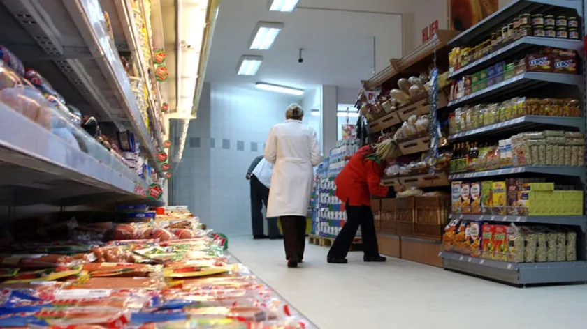 Belgrad'da indirimli ev ürünleri ve tatlılar sunan stand eve teslimat yapıyor