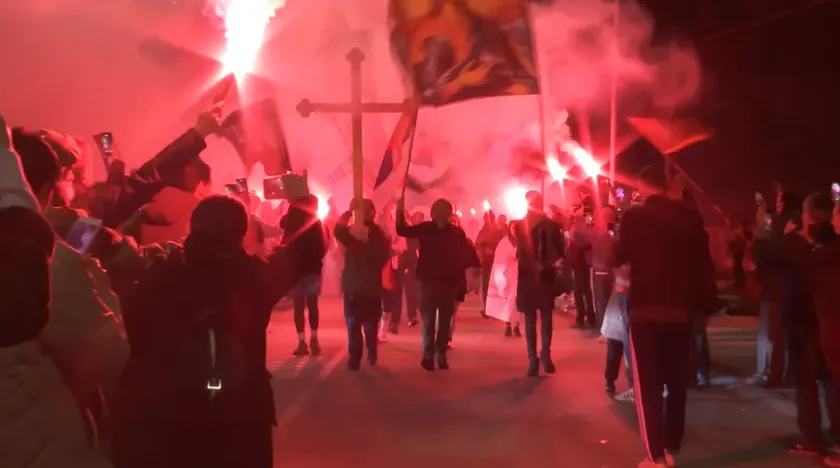 Ub'a yürüyen öğrenciler meşalelerle karşılandı, karşıt göstericilere çağrı yapıldı