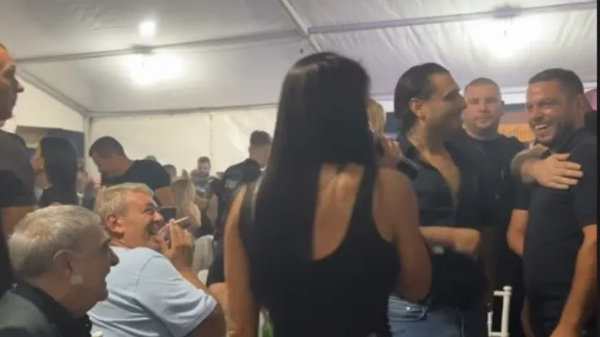 Şabački Vaşar'da şaşkınlık sahnesi Ünlü şarkıcının eşi sahnede kaos yarattı