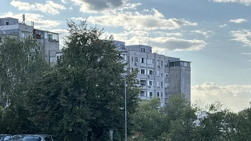 Vojvod Vlahović Caddesi'nde Bir Yapı Zidi Çökmesi Sonucu Araç Kuyuya Düştü