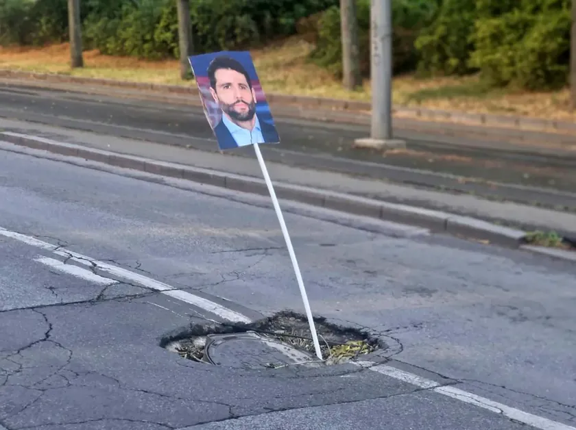 Belgrad'da yol çukurlarına vatandaşlardan ilginç protesto: Belediye başkanının yüzüyle işaretlendi