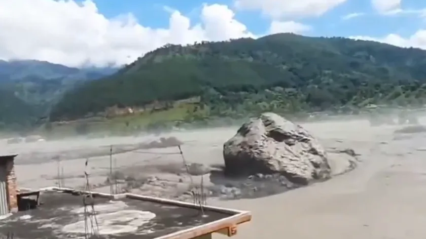 Nepal'da yıkıcı sel felaketinin büyüklüğü gösteren korkutucu bir görüntü ortaya çıktı.