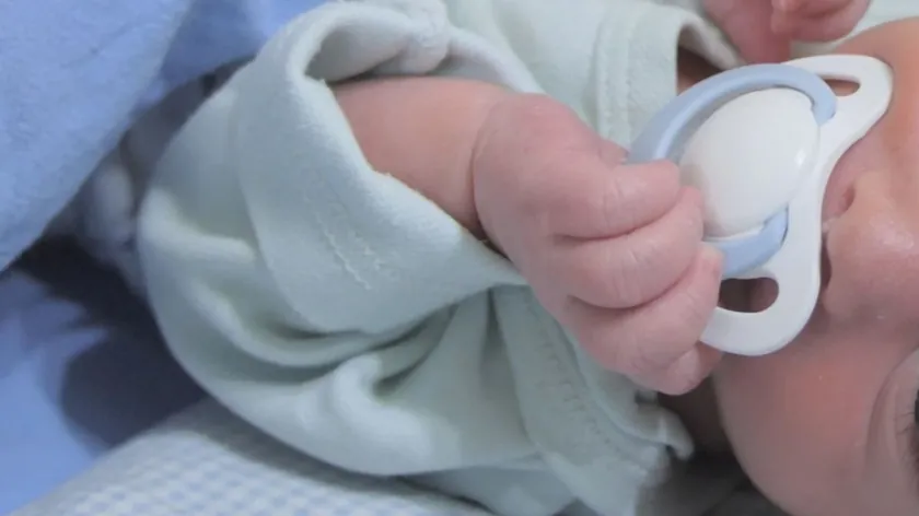 Yunanistan'da On Aylık Bebeğe İşkence İddiasıyla Anne ve Partneri Tutuklandı