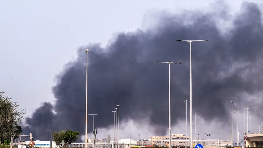 Abu Dabi'de kruvaziyer yakınında patlama: İran dronları depoyu vurdu, panik yaşandı