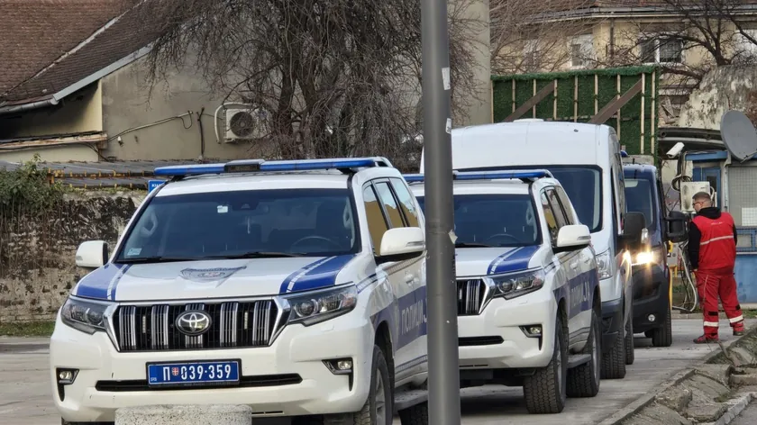 Yeni Beograddaki kaos Kızlara saldırdıktan sonra herkese saldırdi