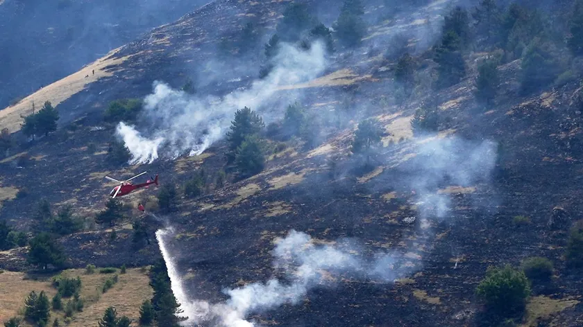Sicilya'da çıkan yangınlar yüzünden yüzlerce kişi tahliye edildi.