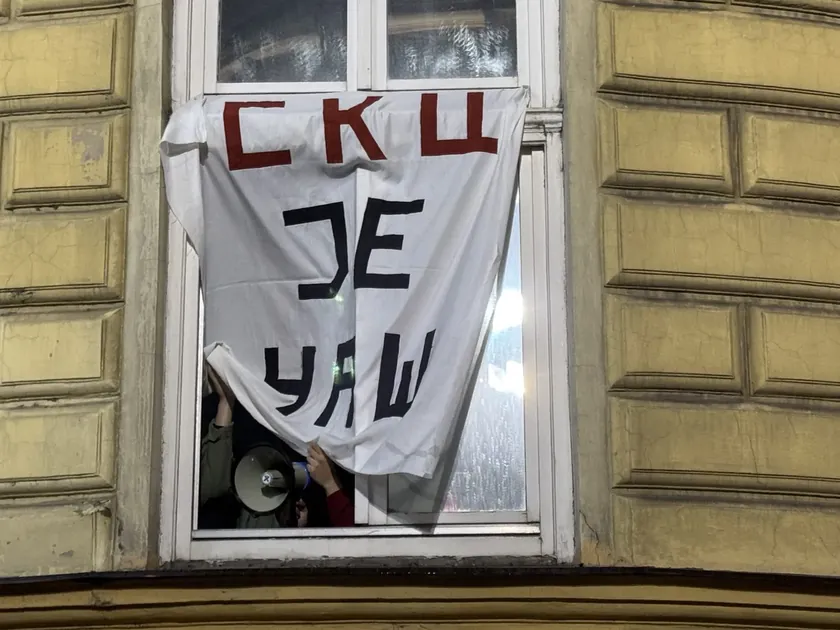 Belgrad'da öğrenciler SKC'nin "kurtuluş" yıl dönümünü sandalyelerle protesto etti.