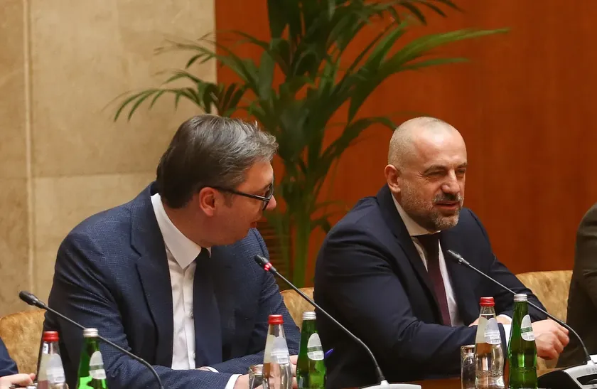 Sırbistan Cumhurbaşkanı Aleksandar Vučić'in eski bir iş ortağı olan Milan Radoičić ve 19 kişi, Sırbistan'da savaş suçları işlediği iddiasıyla yargılanıyor.