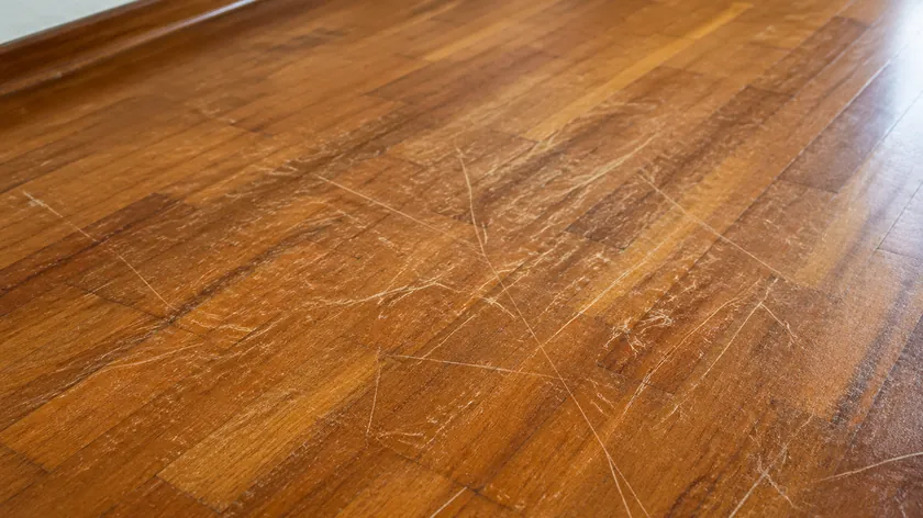 Çizik Parkeyi Yenilemek İçin 3 Dakikalık Yöntem Banyo Malzemeleriyle Mümkün Olduğu Belirtildi