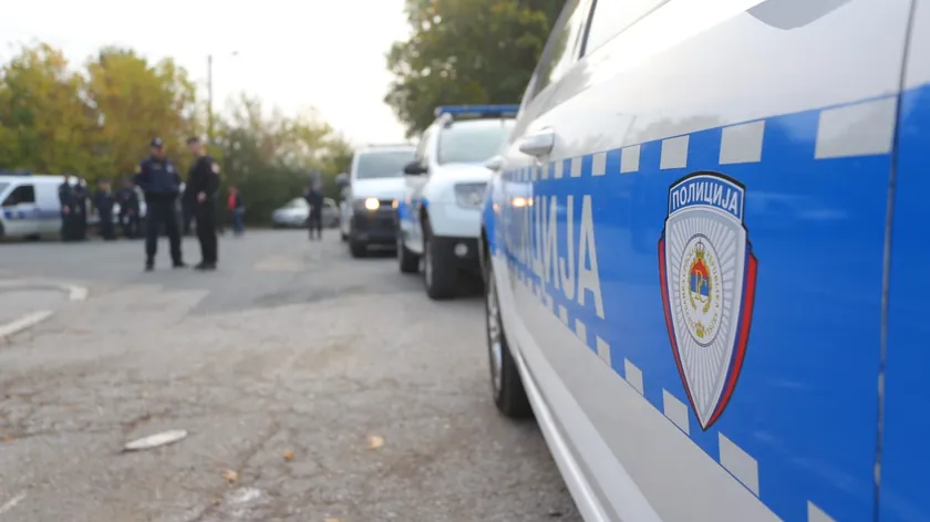 Sırbistan'da Banjaluka'da bir kadına ve çocuğa karşı şiddet suçlamasıyla iki kişi gözaltına alındı.