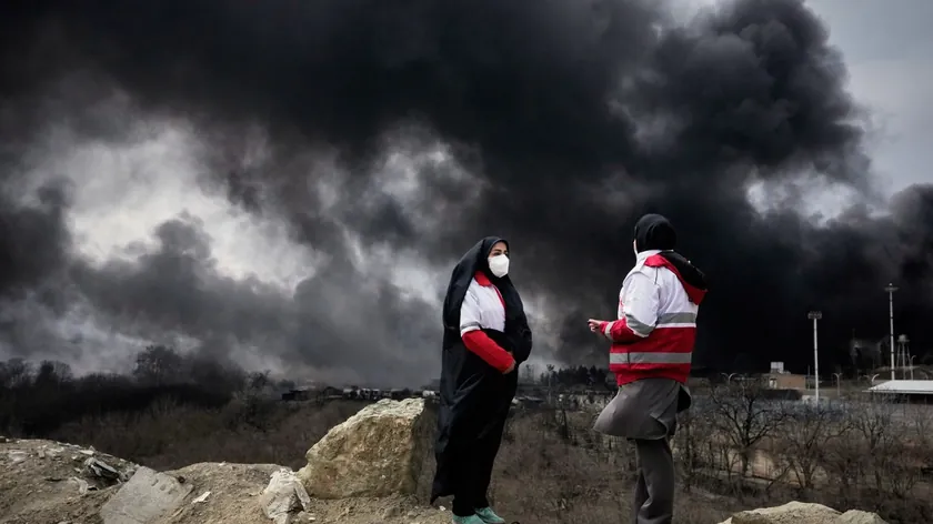 İsrail saldırısı sonrası İran'ın başkenti Tahran'da zehirli siyah yağmur ve duman etkili oldu