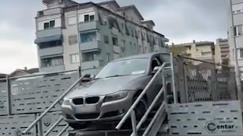 Sırbistan'ın Kruševac şehrinde sürücü araçla merdivende mahsur kaldı