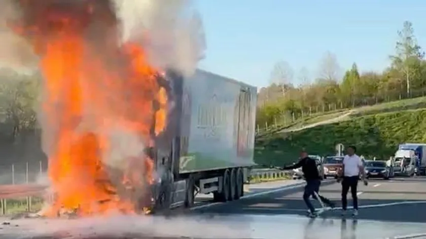 Sırbistan Miloš Veliki Otoyolu Laz Tüneli çıkışında kamyon yangını trafiği durdurdu