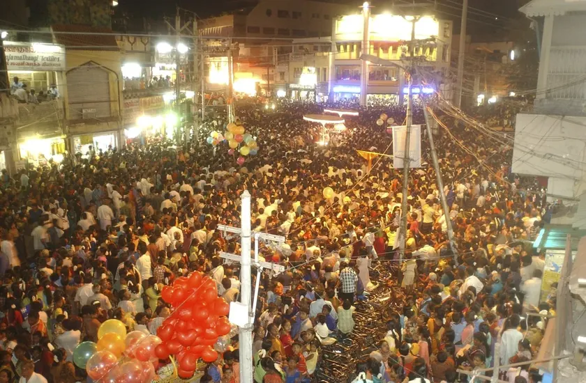 Hindistan gezegenin en kalabalık ülkesi olarak tarihi nüfus sayımını başlattı.