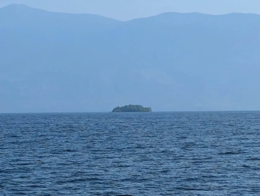 Misteriozno bir ada, gölde kaybolup tekrar ortaya çıktı Uzaydan çekilen görüntüler her şeyi gösteriyor, ancak nereden geldiği hala gizemini koruyor.