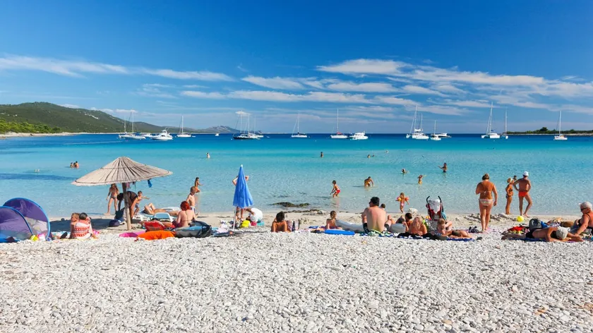 Sırbistan'da eski bir tatil beldesinde çocuklar yediş öğünlü haftalık tatiller yapıyor.