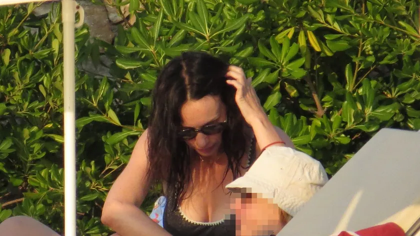 Sırp oyuncu Sloboda Mićalović plajda tatilindeyken bile kendini geliştirmek için kitap okuyor.