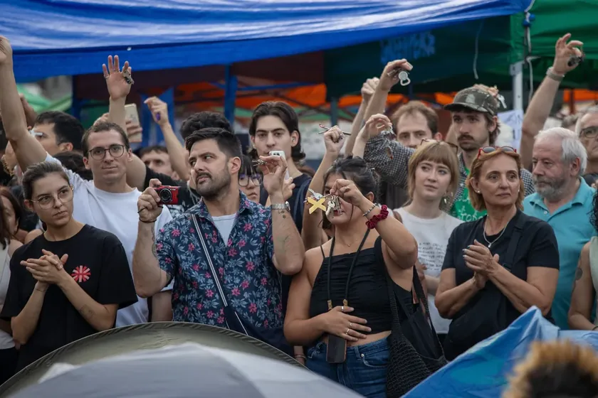 87 yaşındaki kadının tahliyesi İspanya'yı ayağa kaldırdı: On binler sokaklara döküldü