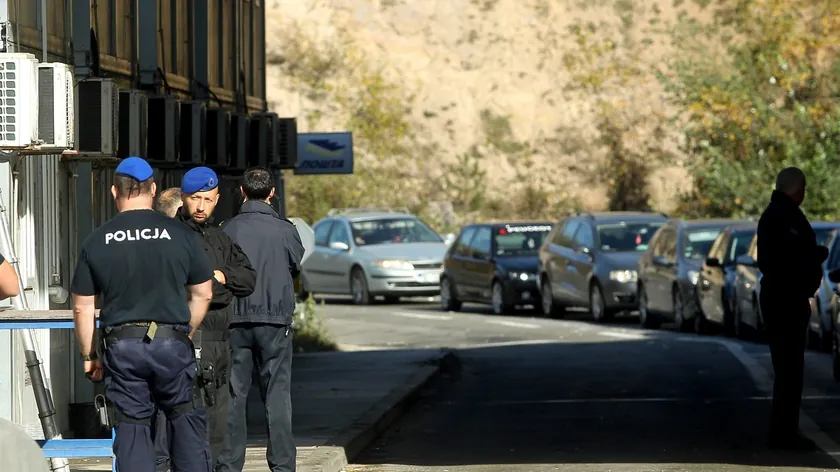 Tzv. Kosovska polisi iki Sırp'ı Jarinje'de gözaltına aldı.