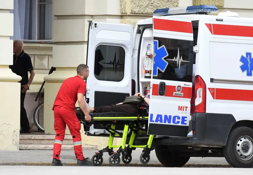 Sırbistan'da bir inşaat alanında kaza oldu Şefin kamyonla çarpması sonucu ağır yaralandı.