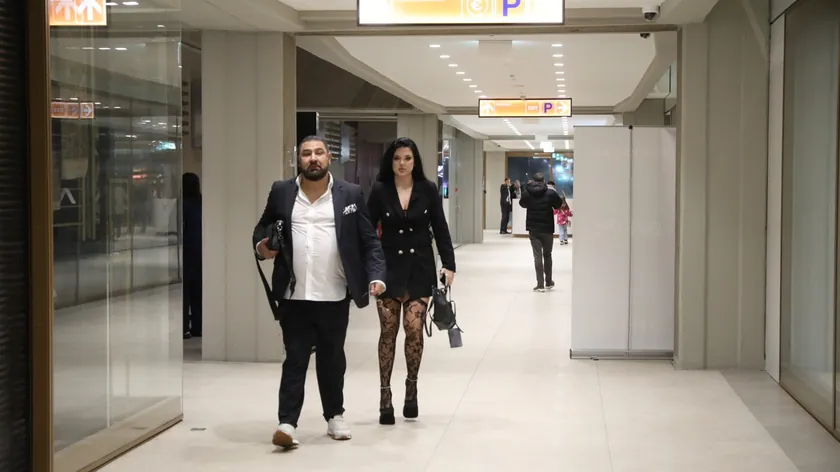 Ünlü Sırp şarkıcı Đovani Bajramović okumaması ve eğitim almayışı nedeniyle dikkat çekiyor.